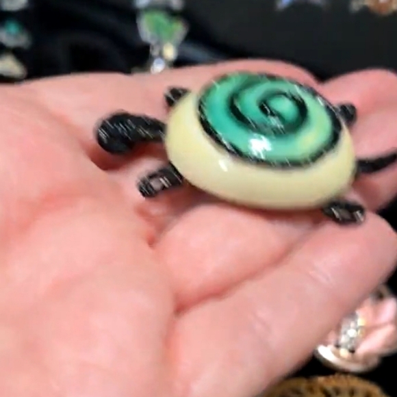 BSK Green and Cream Turtle Brooch - Picture 4 of 6